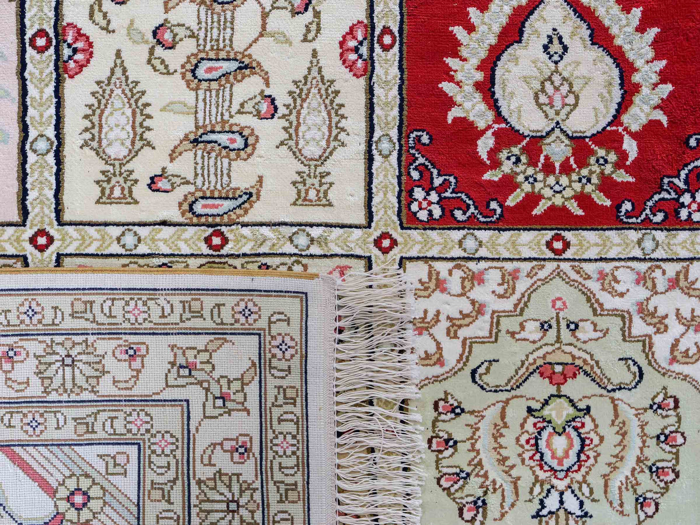 Feiner, handgeknüpfter, chinesischer Hereke Orientteppich aus gesponnener Seide mit Feldmuster von Khademi, creme, weiß, rot, blau. 365x280 cm. Verkauf durch Jupiter Intl.