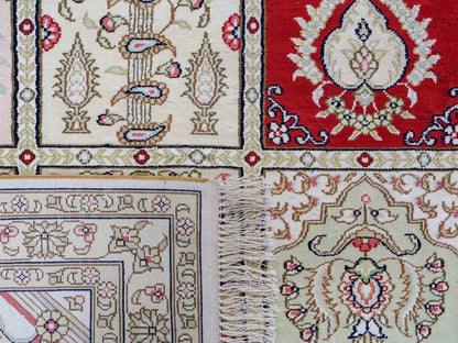 Feiner, handgeknüpfter, chinesischer Hereke Orientteppich aus gesponnener Seide mit Feldmuster von Khademi, creme, weiß, rot, blau. 365x280 cm. Verkauf durch Jupiter Intl.