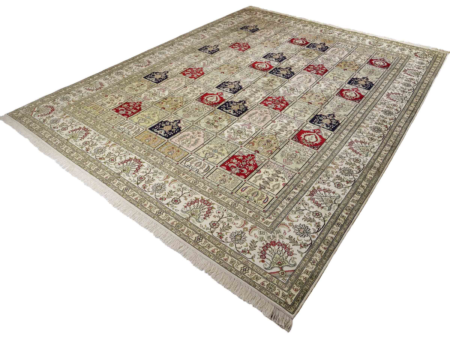 Feiner, handgeknüpfter, chinesischer Hereke Orientteppich aus gesponnener Seide mit Feldmuster von Khademi, creme, weiß, rot, blau. 365x280 cm. Verkauf durch Jupiter Intl.