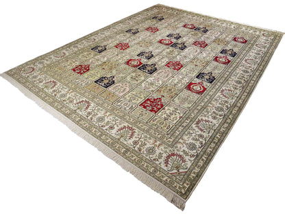 Feiner, handgeknüpfter, chinesischer Hereke Orientteppich aus gesponnener Seide mit Feldmuster von Khademi, creme, weiß, rot, blau. 365x280 cm. Verkauf durch Jupiter Intl.