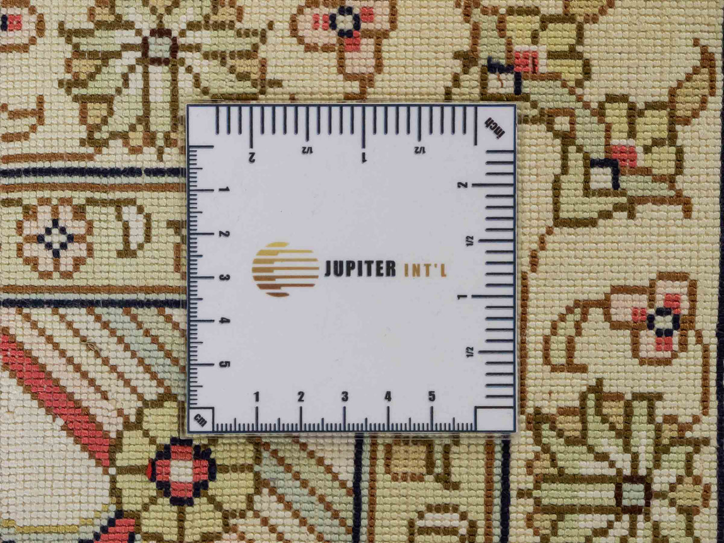 Feiner, handgeknüpfter, chinesischer Hereke Orientteppich aus gesponnener Seide mit Feldmuster von Khademi, creme, weiß, rot, blau. 365x280 cm. Verkauf durch Jupiter Intl.