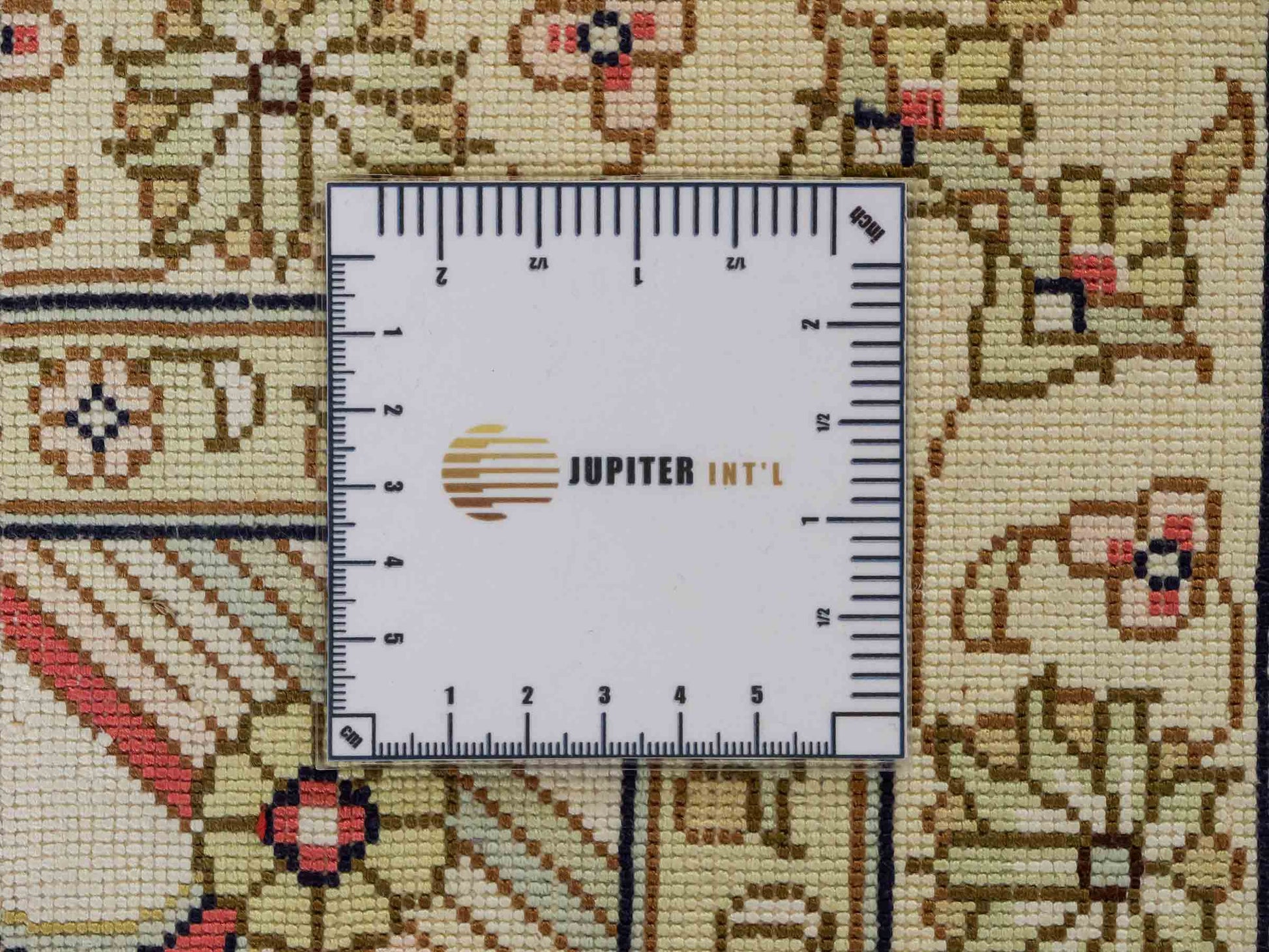 Feiner, handgeknüpfter, chinesischer Hereke Orientteppich aus gesponnener Seide mit Feldmuster von Khademi, creme, weiß, rot, blau. 365x280 cm. Verkauf durch Jupiter Intl.