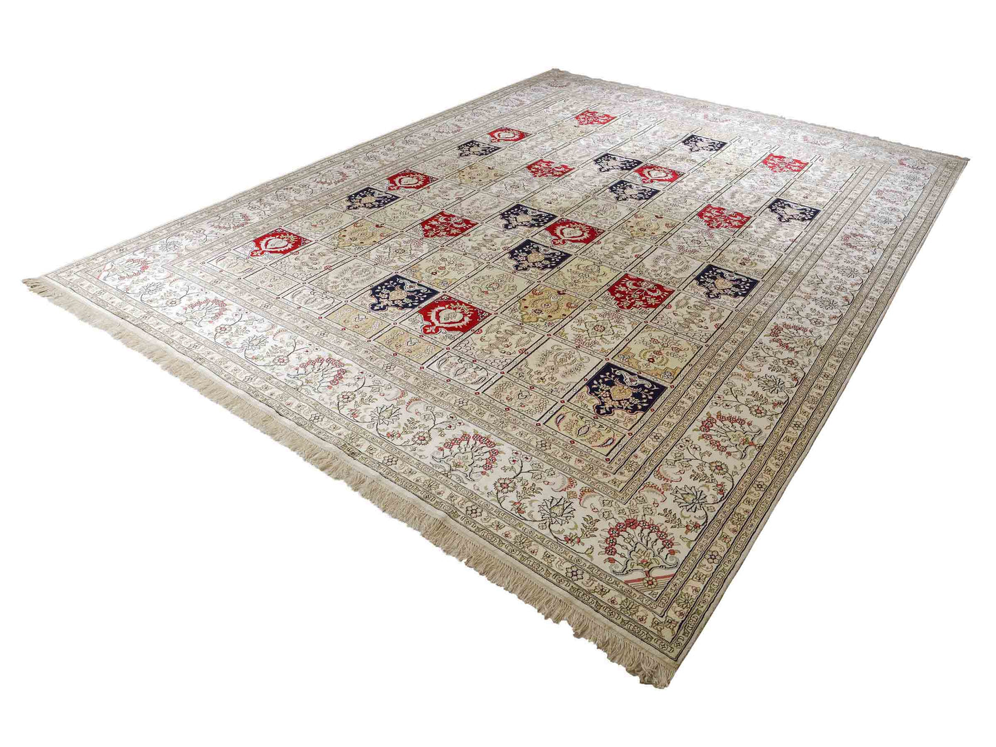 Feiner, handgeknüpfter, chinesischer Hereke Orientteppich aus gesponnener Seide mit Feldmuster von Khademi, creme, weiß, rot, blau. 365x280 cm. Verkauf durch Jupiter Intl.