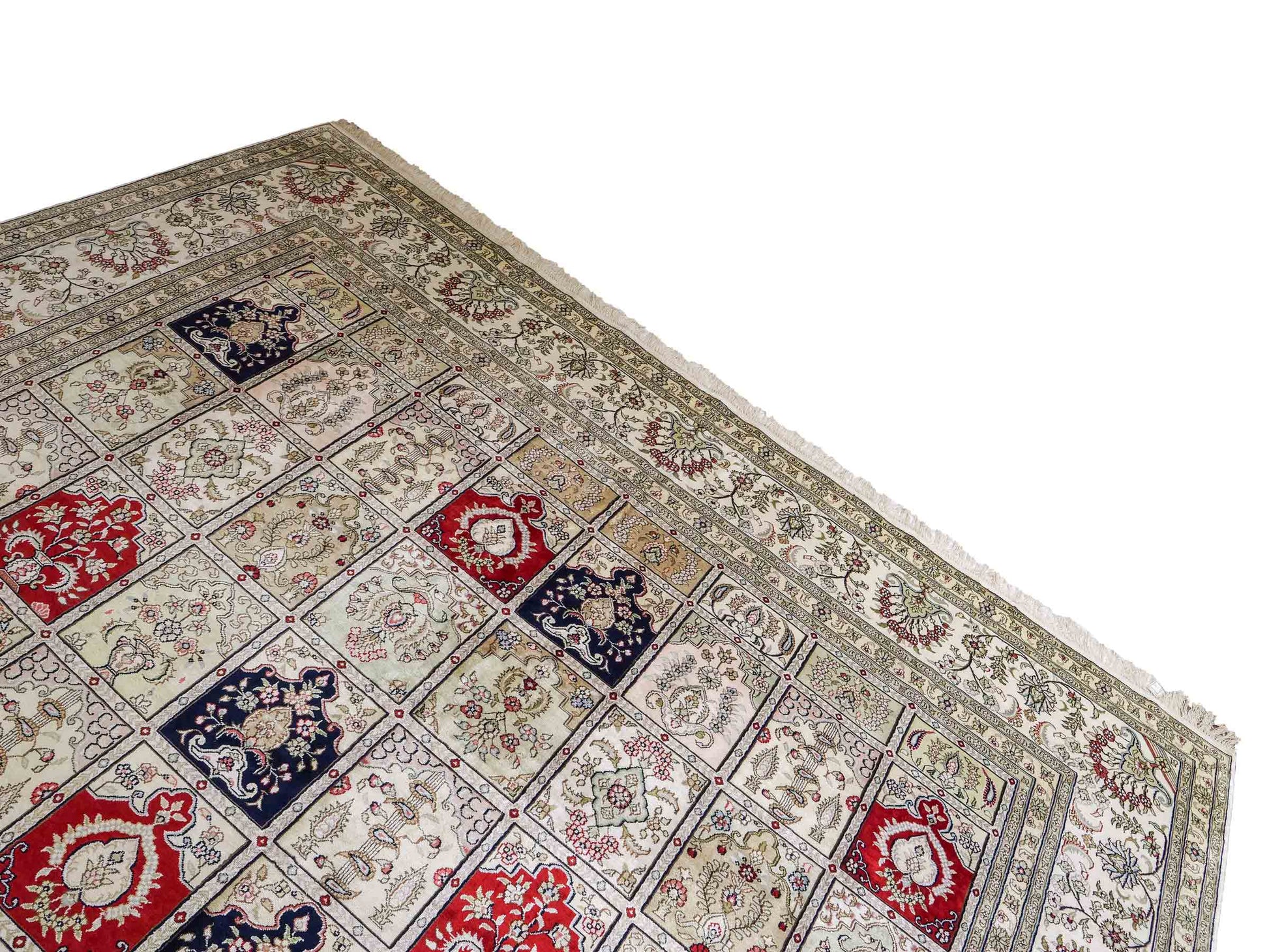 Feiner, handgeknüpfter, chinesischer Hereke Orientteppich aus gesponnener Seide mit Feldmuster von Khademi, creme, weiß, rot, blau. 365x280 cm. Verkauf durch Jupiter Intl.