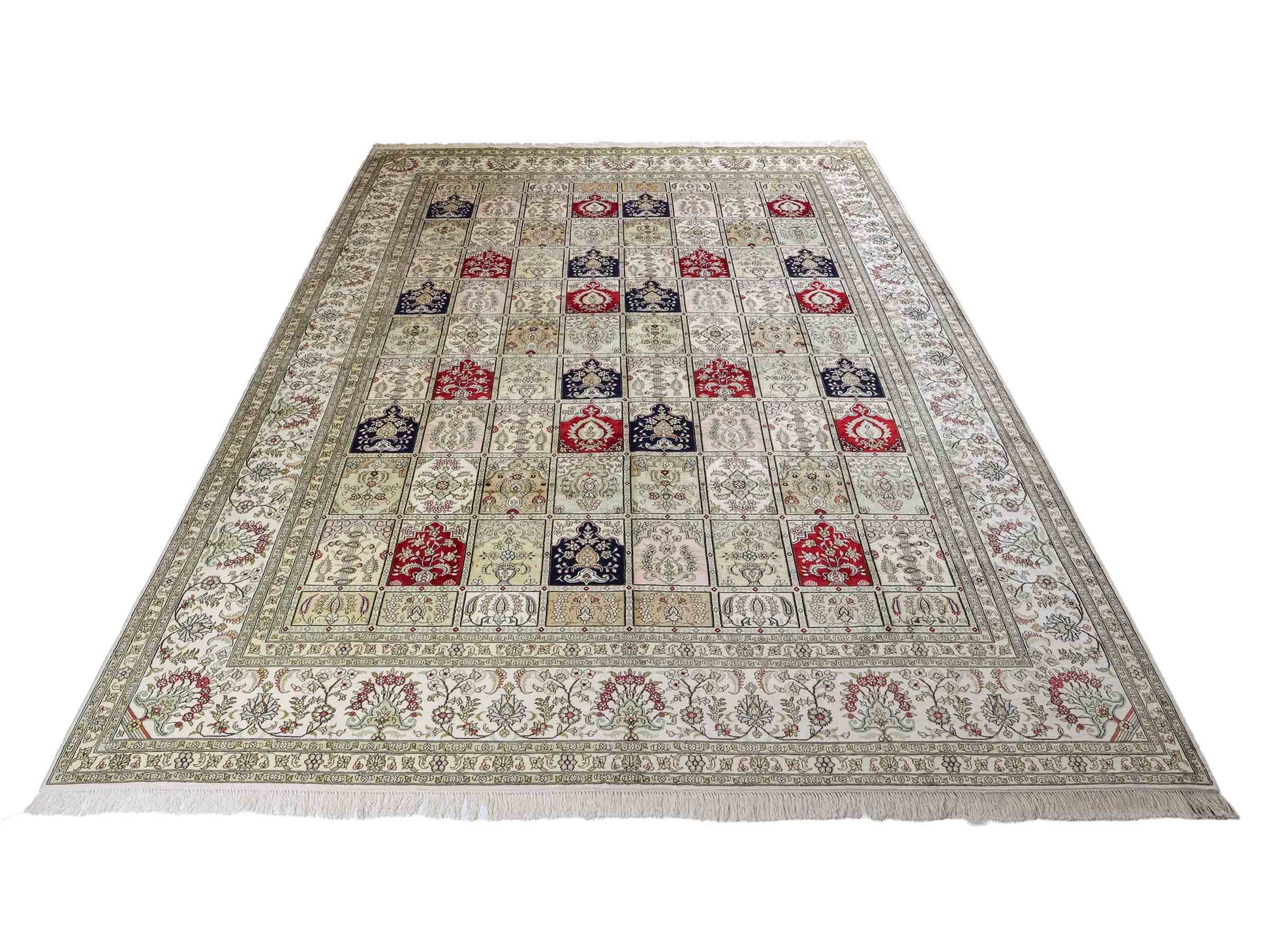 Feiner, handgeknüpfter, chinesischer Hereke Orientteppich aus gesponnener Seide mit Feldmuster von Khademi, creme, weiß, rot, blau. 365x280 cm. Verkauf durch Jupiter Intl.