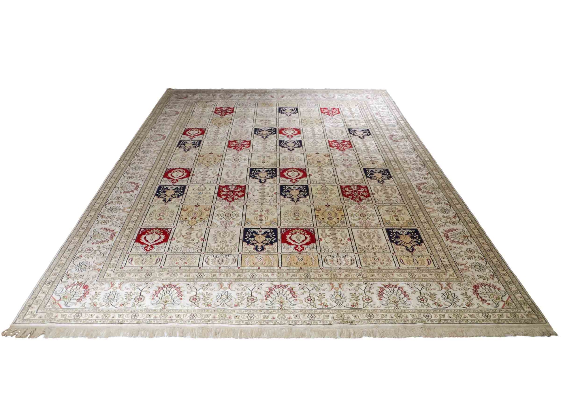 Feiner, handgeknüpfter, chinesischer Hereke Orientteppich aus gesponnener Seide mit Feldmuster von Khademi, creme, weiß, rot, blau. 365x280 cm. Verkauf durch Jupiter Intl.