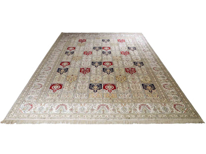 Feiner, handgeknüpfter, chinesischer Hereke Orientteppich aus gesponnener Seide mit Feldmuster von Khademi, creme, weiß, rot, blau. 365x280 cm. Verkauf durch Jupiter Intl.