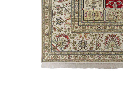 Feiner, handgeknüpfter, chinesischer Hereke Orientteppich aus gesponnener Seide mit Feldmuster von Khademi, creme, weiß, rot, blau. 365x280 cm. Verkauf durch Jupiter Intl.