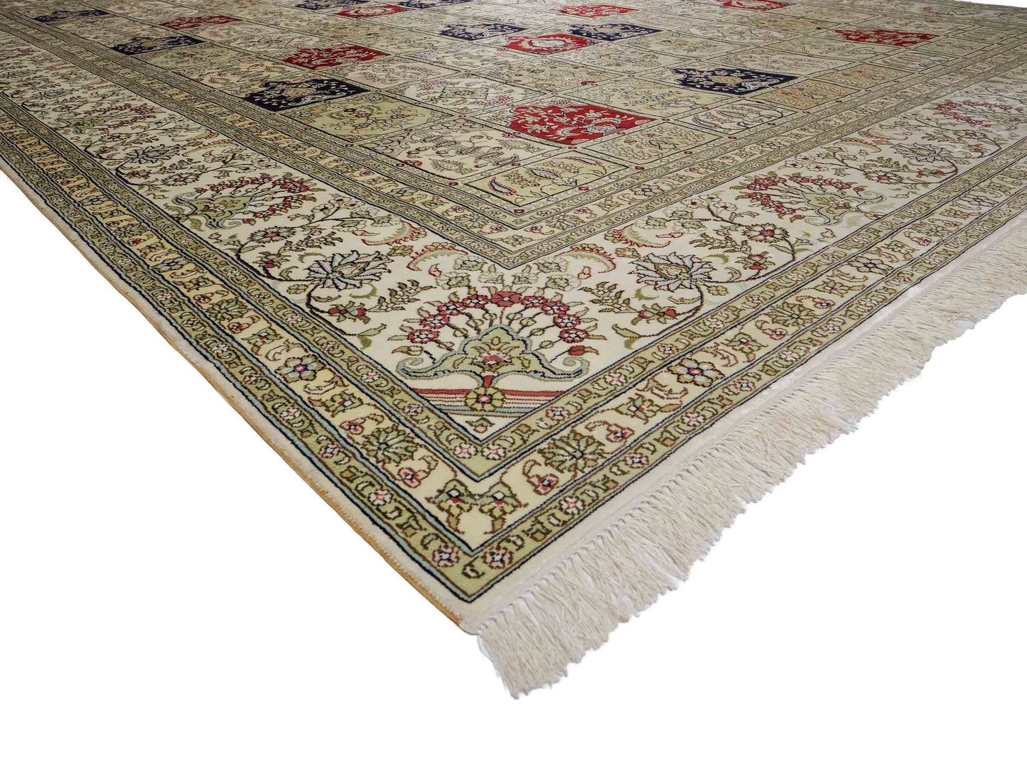 Feiner, handgeknüpfter, chinesischer Hereke Orientteppich aus gesponnener Seide mit Feldmuster von Khademi, creme, weiß, rot, blau. 365x280 cm. Verkauf durch Jupiter Intl.