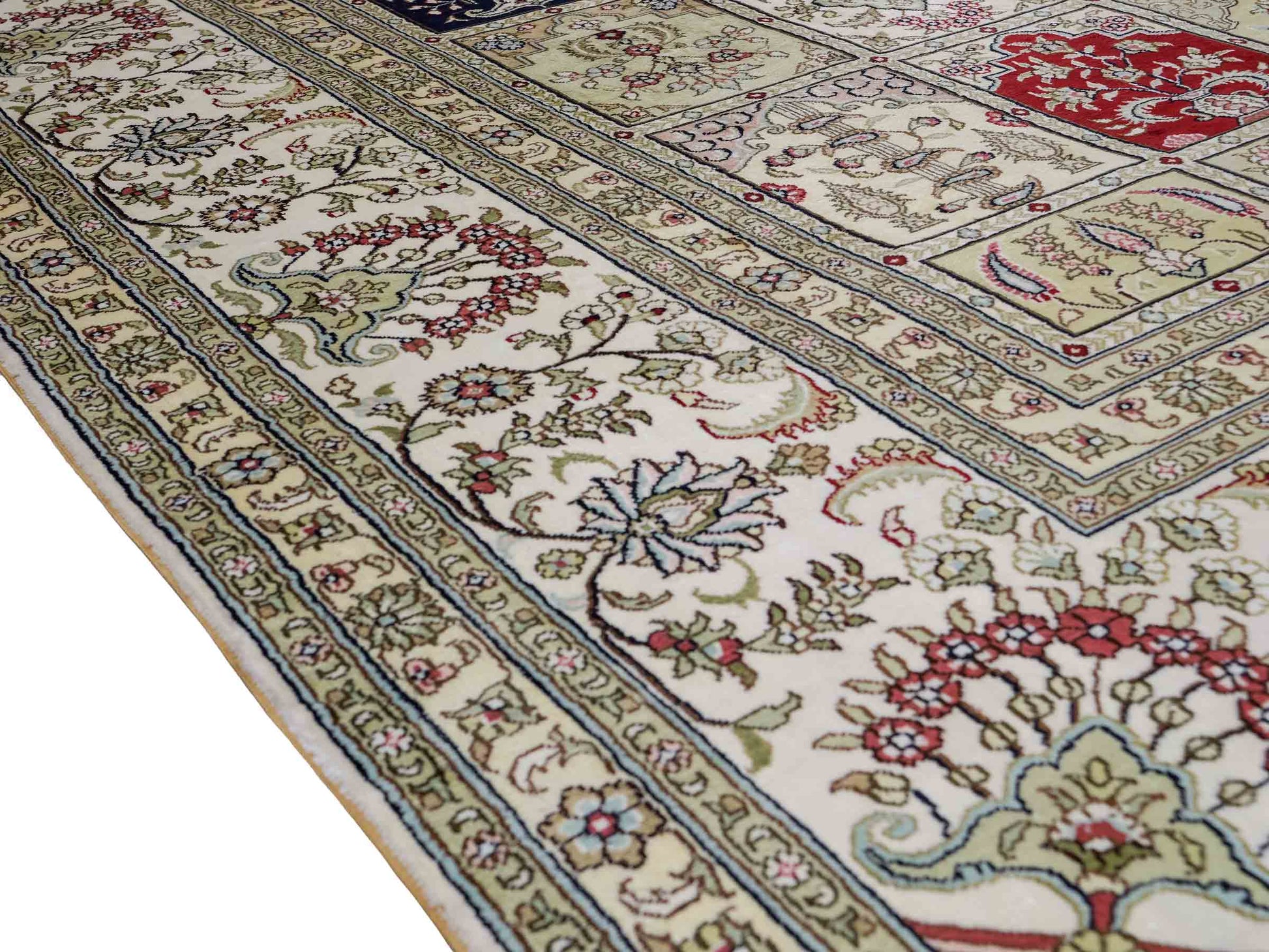 Feiner, handgeknüpfter, chinesischer Hereke Orientteppich aus gesponnener Seide mit Feldmuster von Khademi, creme, weiß, rot, blau. 365x280 cm. Verkauf durch Jupiter Intl.