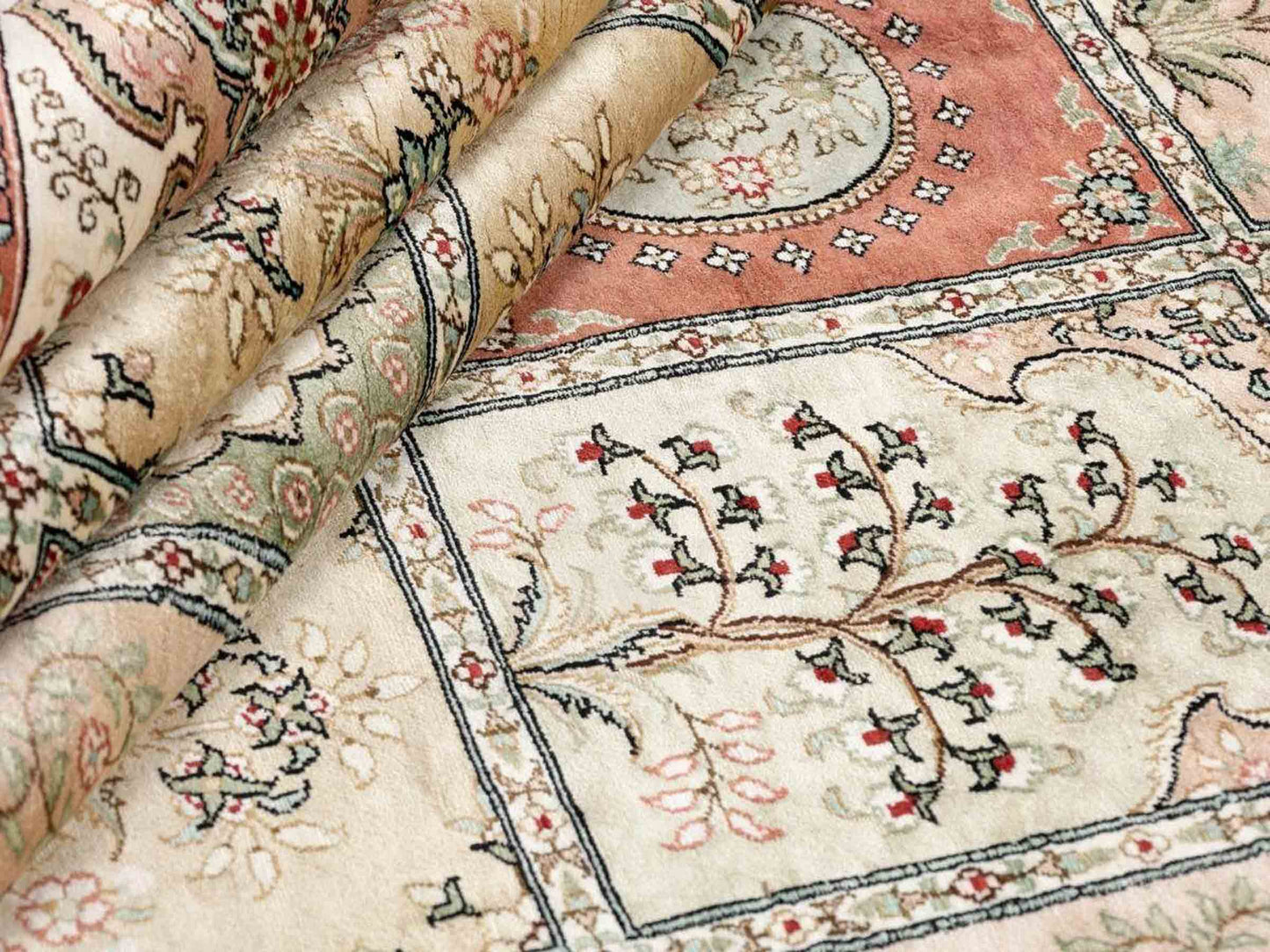 Sehr feiner, hangeknüpfter, chinesischer Hereke Orientteppich aus gesponnener Seide mit Feldmuster von Khademi, weiß, creme. 423x305 cm. Verkauf durch Jupiter Intl.