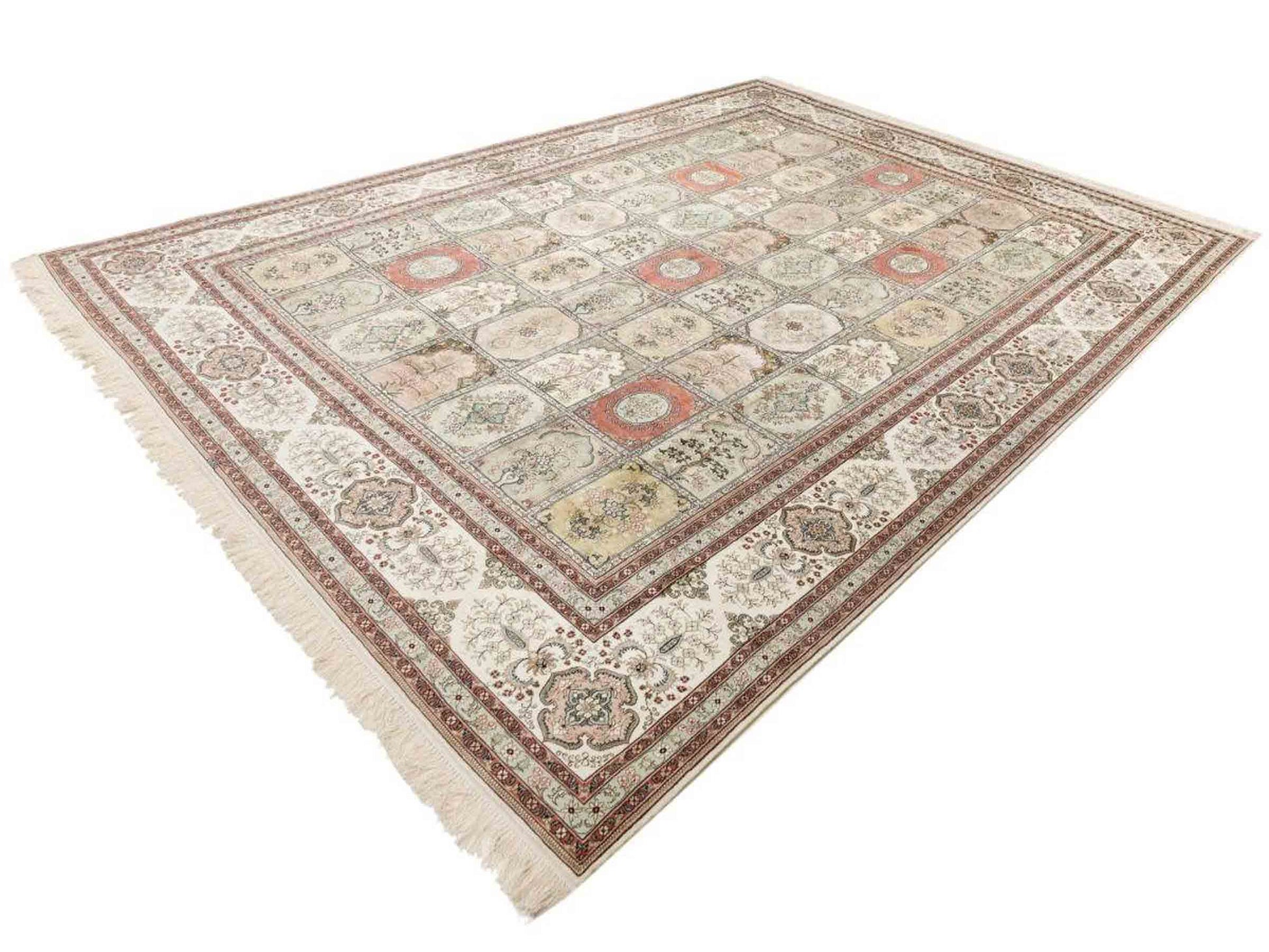 Sehr feiner, hangeknüpfter, chinesischer Hereke Orientteppich aus gesponnener Seide mit Feldmuster von Khademi, weiß, creme. 423x305 cm. Verkauf durch Jupiter Intl.