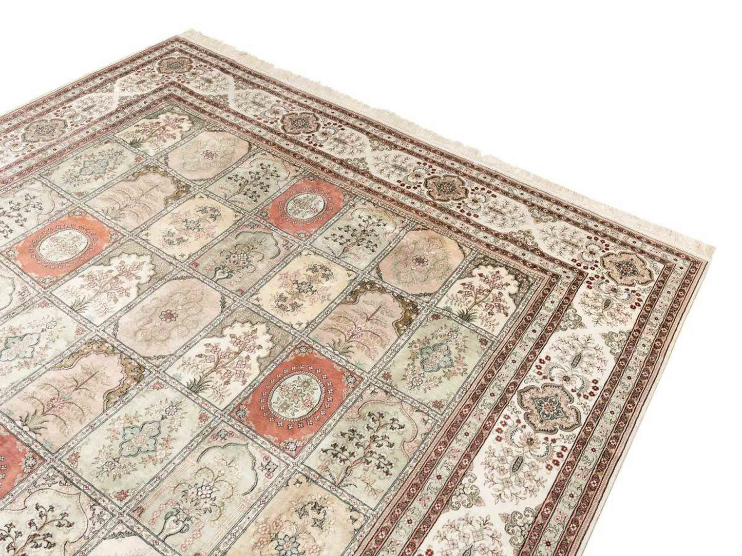 Sehr feiner, hangeknüpfter, chinesischer Hereke Orientteppich aus gesponnener Seide mit Feldmuster von Khademi, weiß, creme. 423x305 cm. Verkauf durch Jupiter Intl.