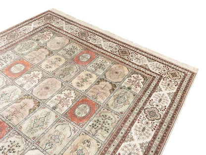 Sehr feiner, hangeknüpfter, chinesischer Hereke Orientteppich aus gesponnener Seide mit Feldmuster von Khademi, weiß, creme. 423x305 cm. Verkauf durch Jupiter Intl.