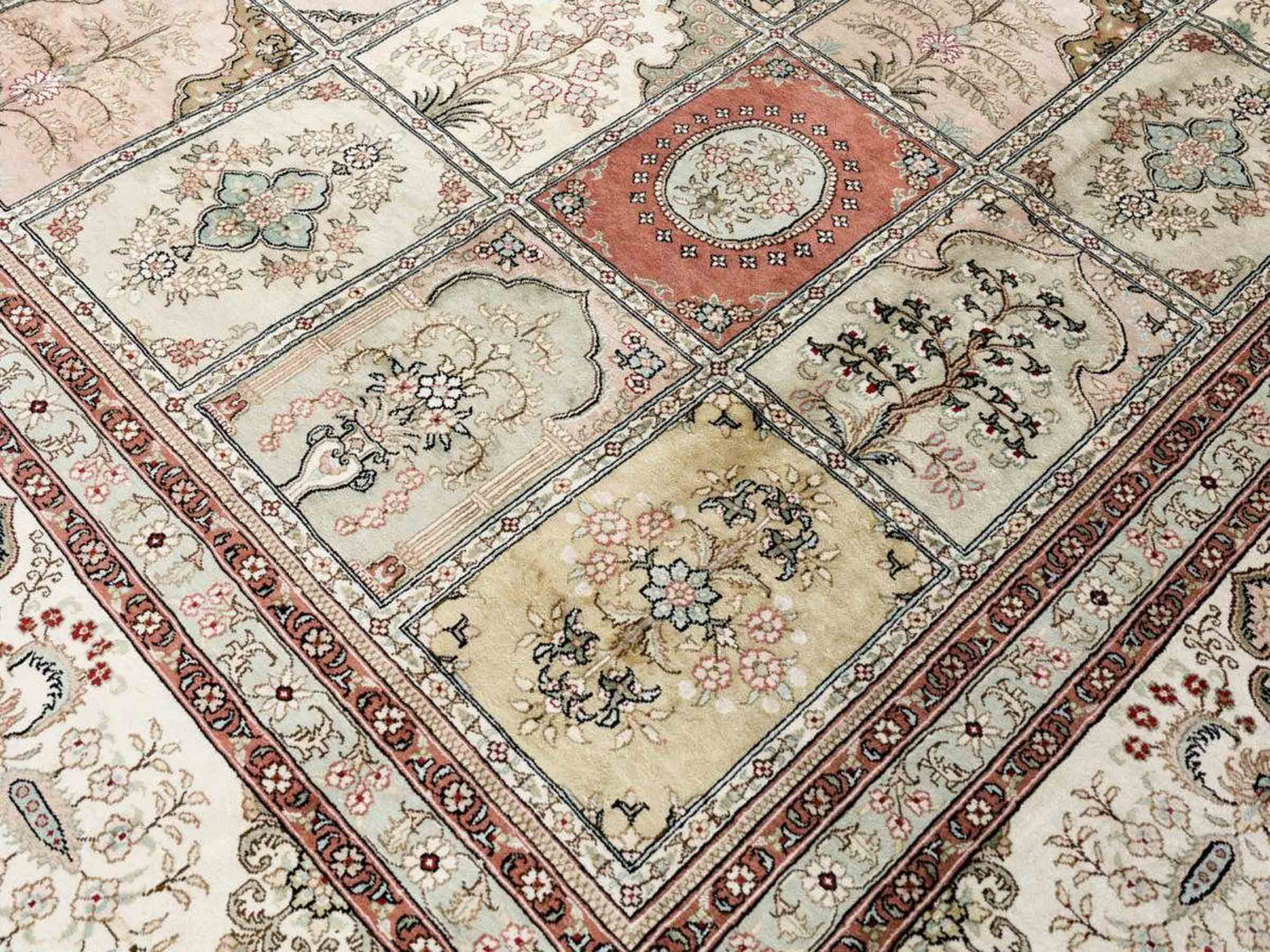 Sehr feiner, hangeknüpfter, chinesischer Hereke Orientteppich aus gesponnener Seide mit Feldmuster von Khademi, weiß, creme. 423x305 cm. Verkauf durch Jupiter Intl.