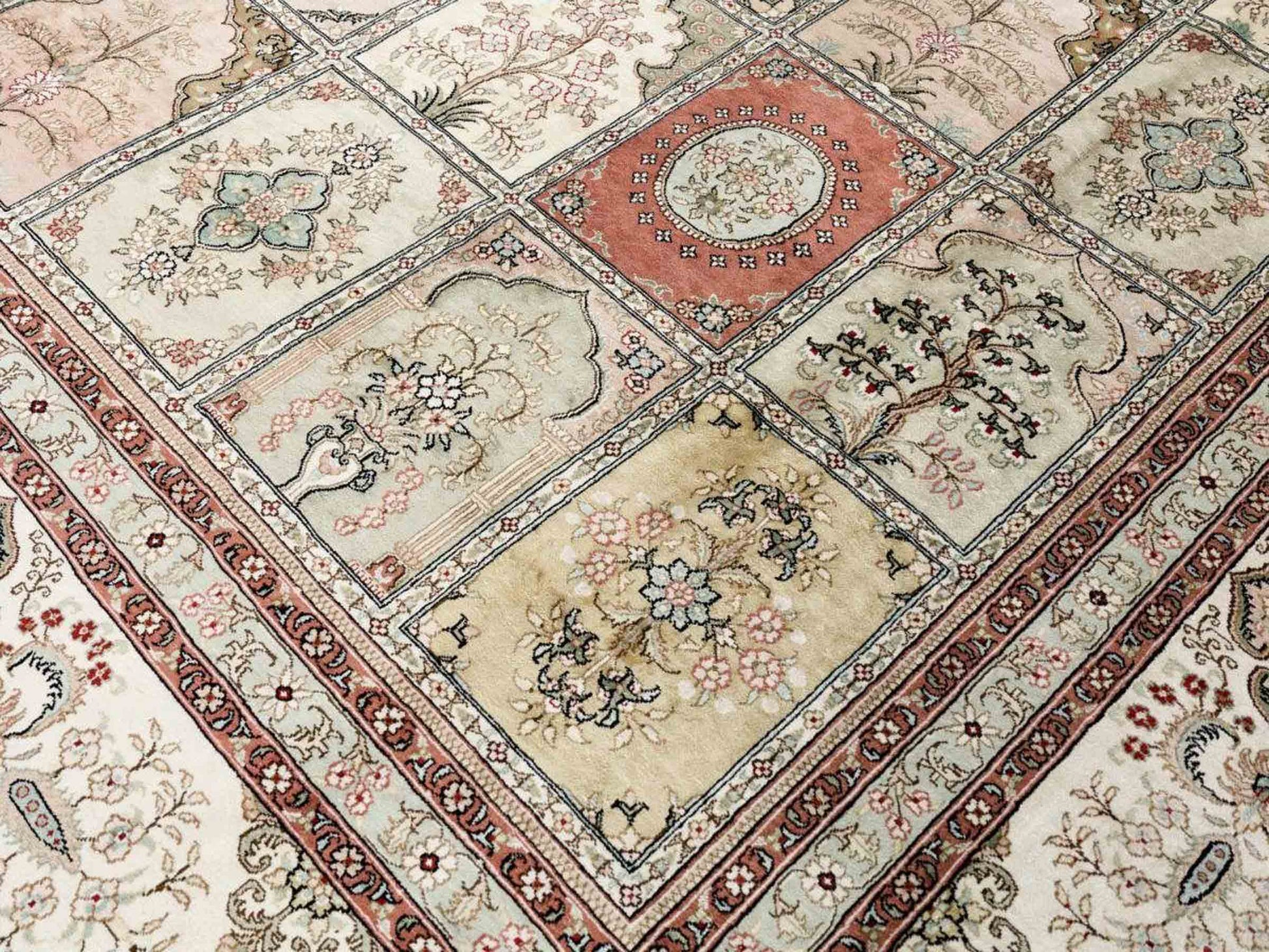 Sehr feiner, hangeknüpfter, chinesischer Hereke Orientteppich aus gesponnener Seide mit Feldmuster von Khademi, weiß, creme. 423x305 cm. Verkauf durch Jupiter Intl.