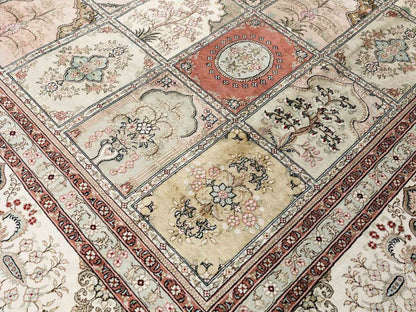 Sehr feiner, hangeknüpfter, chinesischer Hereke Orientteppich aus gesponnener Seide mit Feldmuster von Khademi, weiß, creme. 423x305 cm. Verkauf durch Jupiter Intl.