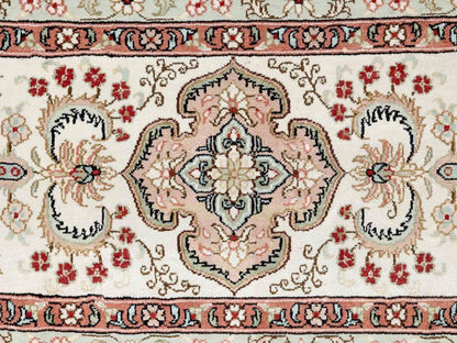 Sehr feiner, hangeknüpfter, chinesischer Hereke Orientteppich aus gesponnener Seide mit Feldmuster von Khademi, weiß, creme. 423x305 cm. Verkauf durch Jupiter Intl.