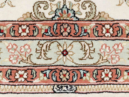 Sehr feiner, hangeknüpfter, chinesischer Hereke Orientteppich aus gesponnener Seide mit Feldmuster von Khademi, weiß, creme. 423x305 cm. Verkauf durch Jupiter Intl.