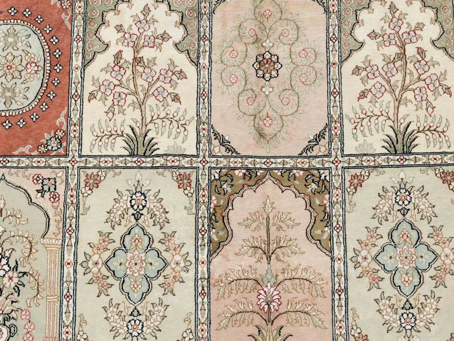 Sehr feiner, hangeknüpfter, chinesischer Hereke Orientteppich aus gesponnener Seide mit Feldmuster von Khademi, weiß, creme. 423x305 cm. Verkauf durch Jupiter Intl.