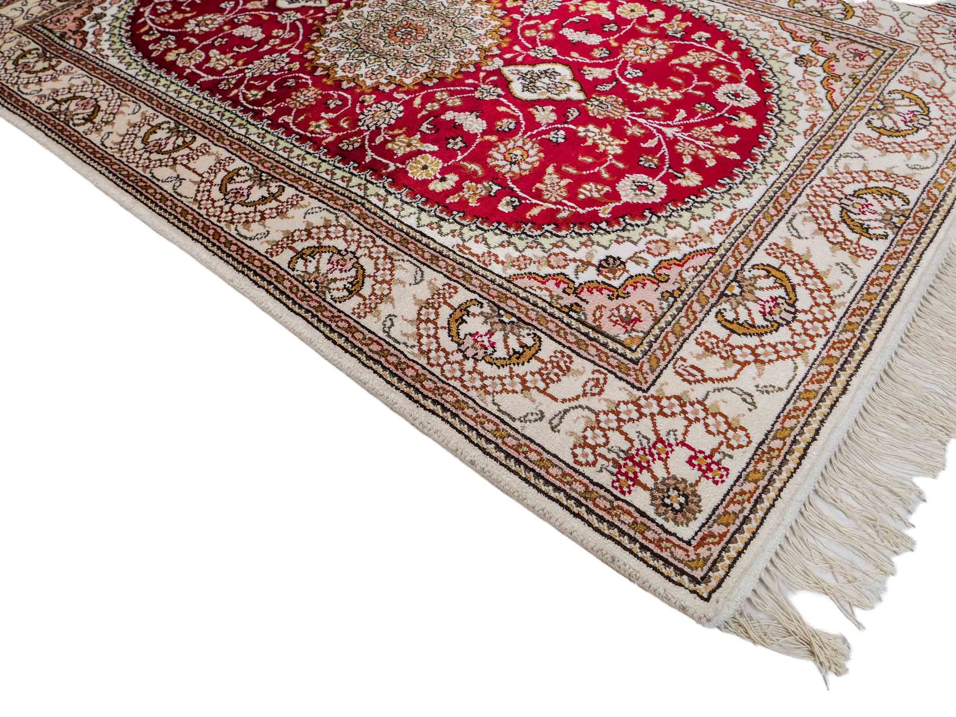 Feiner, handgeknüpfter, chinesischer Orientteppich mit Hereke Design aus Kunstseide, rot, weiß, creme. 120x78 cm. Verkauf durch Jupiter Intl.