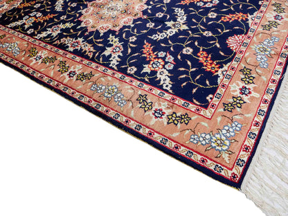 Feiner, handgeknüpfter, chinesischer Orientteppich mit Hereke Design aus Kunstseide, blau, lachs. 122x78 cm. Verkauf durch Jupiter Intl.