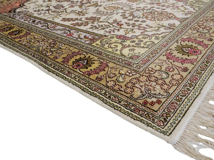 Feiner, handgeknüpfter, chinesischer Orientteppich mit Hereke Design aus Kunstseide, weiß, creme, beige. 179x124 cm. Verkauf durch Jupiter Intl.