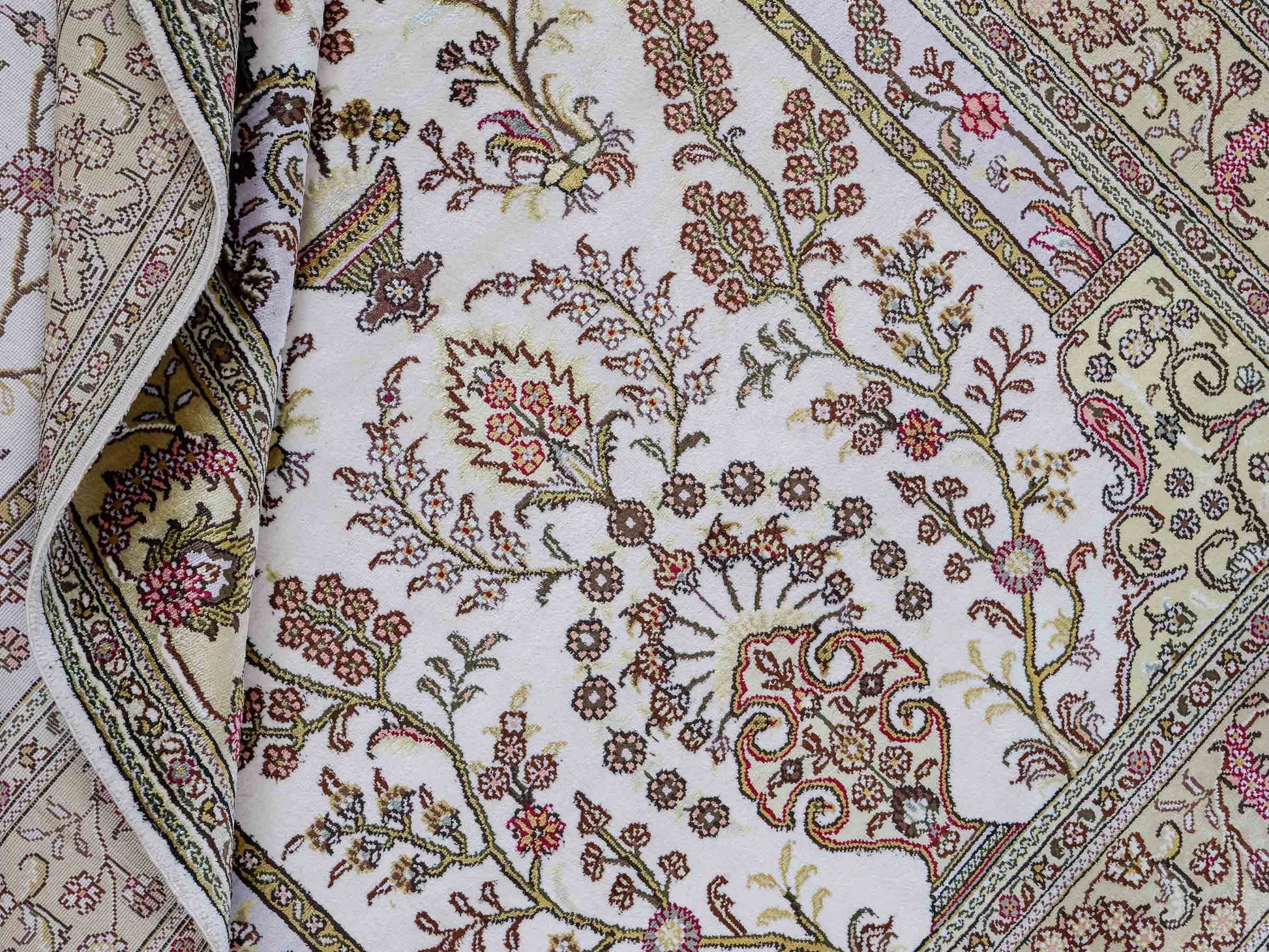 Feiner, handgeknüpfter, chinesischer Orientteppich mit Hereke Design aus Kunstseide, weiß, creme, beige. 179x124 cm. Verkauf durch Jupiter Intl.