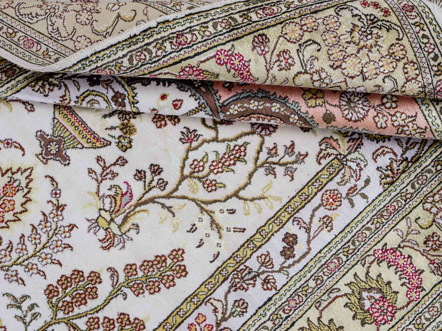 Feiner, handgeknüpfter, chinesischer Orientteppich mit Hereke Design aus Kunstseide, weiß, creme, beige. 179x124 cm. Verkauf durch Jupiter Intl.