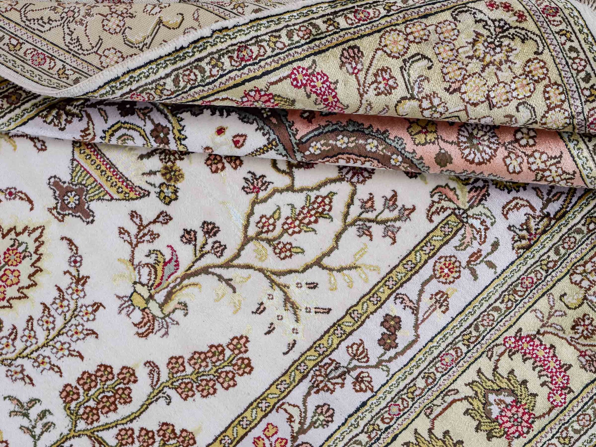 Feiner, handgeknüpfter, chinesischer Orientteppich mit Hereke Design aus Kunstseide, weiß, creme, beige. 179x124 cm. Verkauf durch Jupiter Intl.