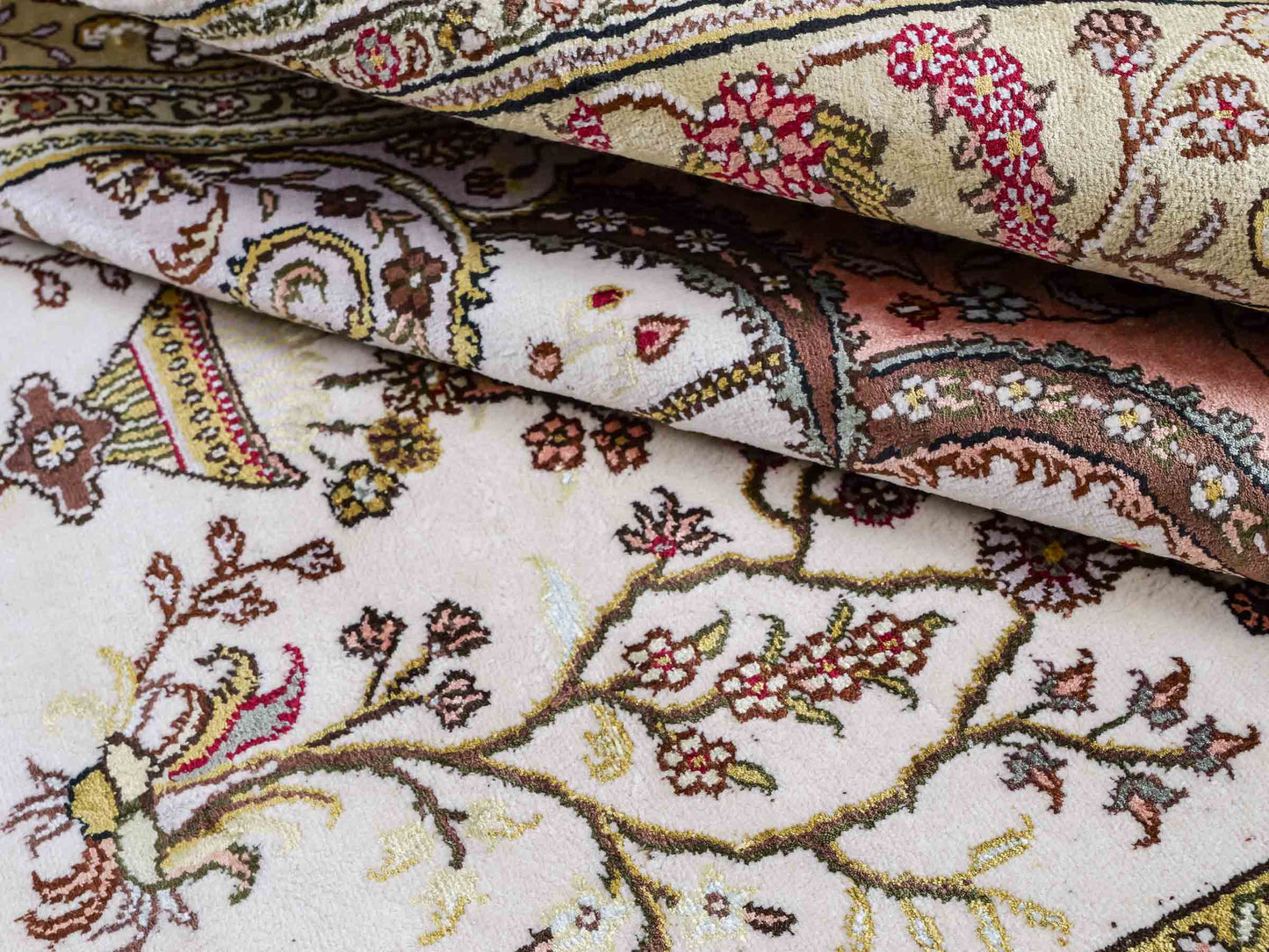 Feiner, handgeknüpfter, chinesischer Orientteppich mit Hereke Design aus Kunstseide, weiß, creme, beige. 179x124 cm. Verkauf durch Jupiter Intl.