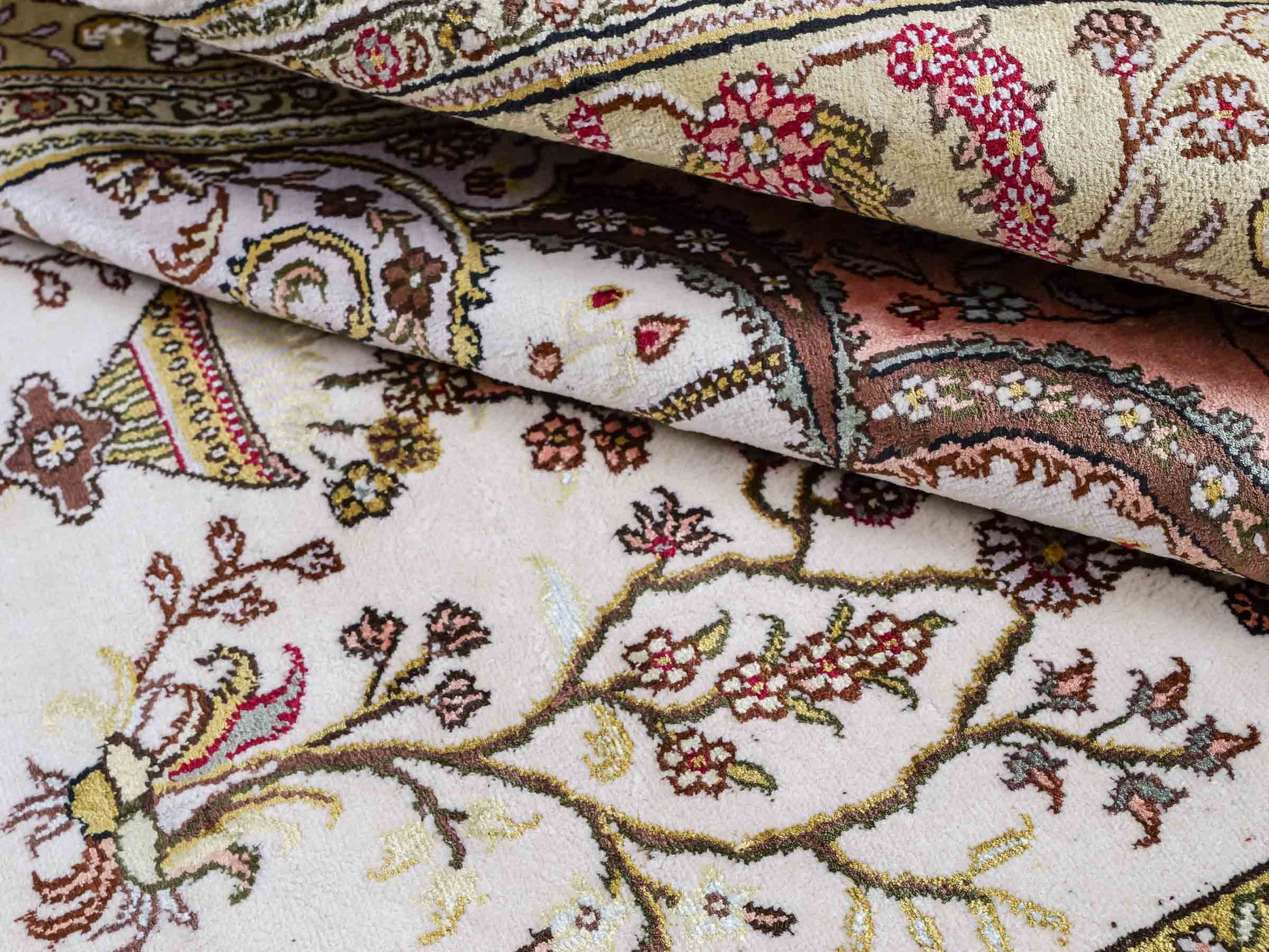 Feiner, handgeknüpfter, chinesischer Orientteppich mit Hereke Design aus Kunstseide, weiß, creme, beige. 179x124 cm. Verkauf durch Jupiter Intl.