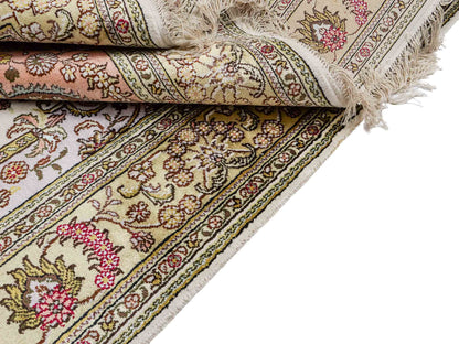Feiner, handgeknüpfter, chinesischer Orientteppich mit Hereke Design aus Kunstseide, weiß, creme, beige. 179x124 cm. Verkauf durch Jupiter Intl.