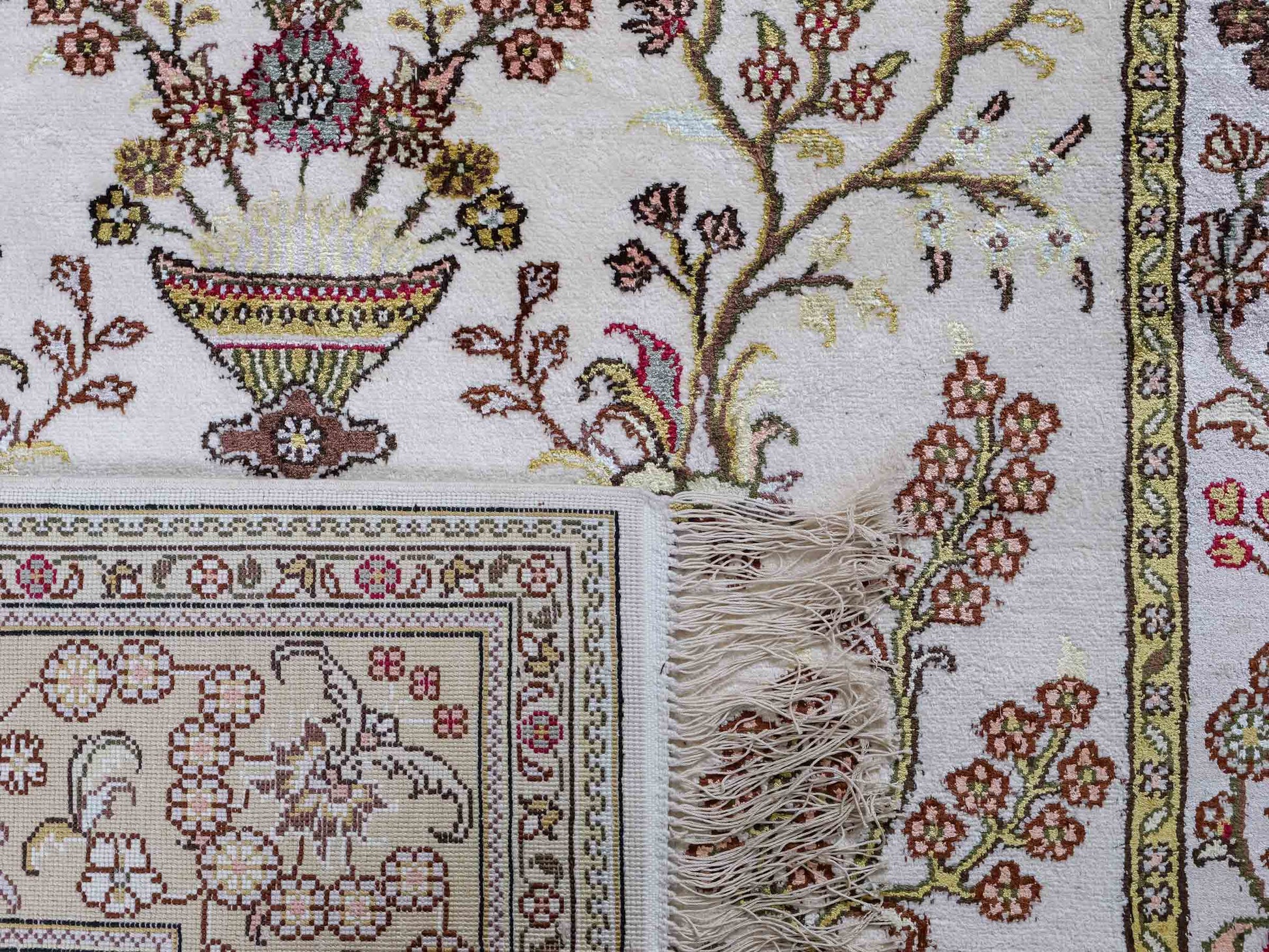 Feiner, handgeknüpfter, chinesischer Orientteppich mit Hereke Design aus Kunstseide, weiß, creme, beige. 179x124 cm. Verkauf durch Jupiter Intl.