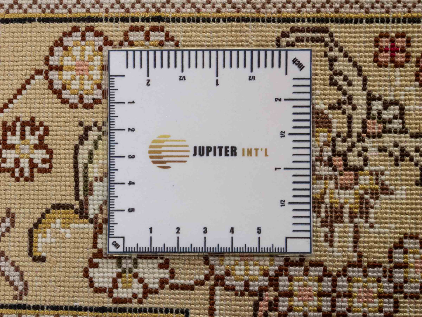 Feiner, handgeknüpfter, chinesischer Orientteppich mit Hereke Design aus Kunstseide, weiß, creme, beige. 179x124 cm. Verkauf durch Jupiter Intl.