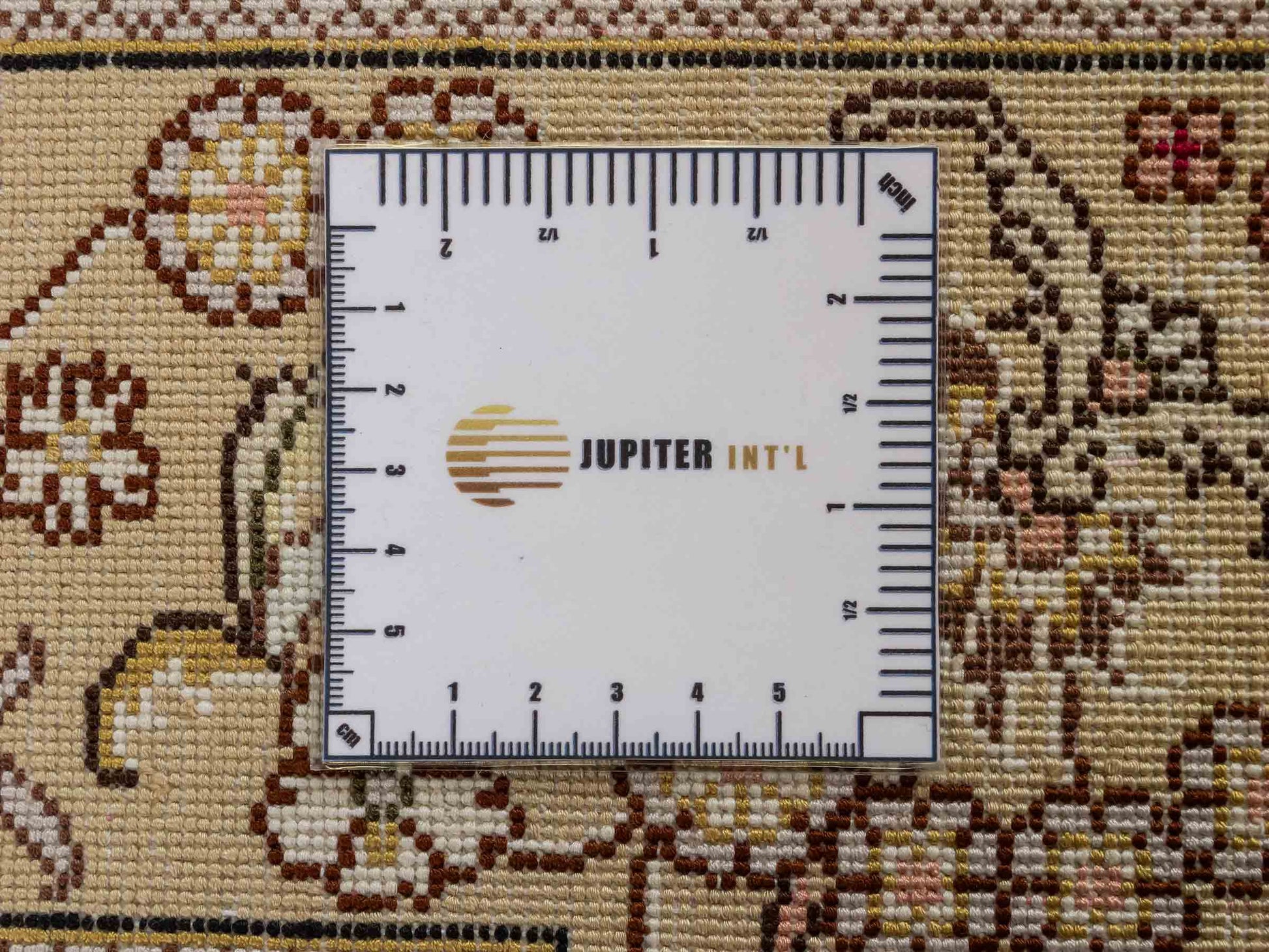 Feiner, handgeknüpfter, chinesischer Orientteppich mit Hereke Design aus Kunstseide, weiß, creme, beige. 179x124 cm. Verkauf durch Jupiter Intl.