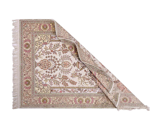 Feiner, handgeknüpfter, chinesischer Orientteppich mit Hereke Design aus Kunstseide, weiß, creme, beige. 179x124 cm. Verkauf durch Jupiter Intl.