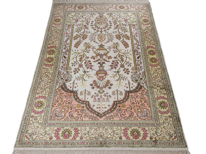 Feiner, handgeknüpfter, chinesischer Orientteppich mit Hereke Design aus Kunstseide, weiß, creme, beige. 179x124 cm. Verkauf durch Jupiter Intl.