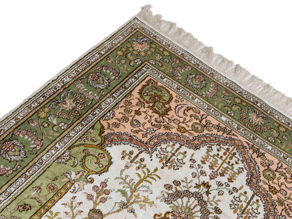 Feiner, handgeknüpfter, chinesischer Orientteppich mit Hereke Design aus Kunstseide, grün, creme, weiß. 181x123 cm. Verkauf durch Jupiter Intl.