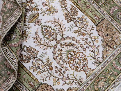 Feiner, handgeknüpfter, chinesischer Orientteppich mit Hereke Design aus Kunstseide, grün, creme, weiß. 181x123 cm. Verkauf durch Jupiter Intl.