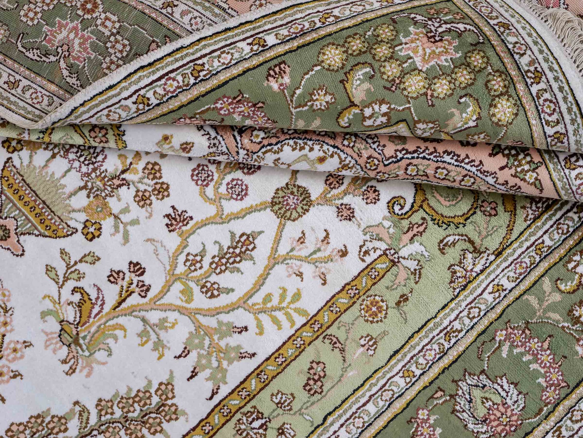 Feiner, handgeknüpfter, chinesischer Orientteppich mit Hereke Design aus Kunstseide, grün, creme, weiß. 181x123 cm. Verkauf durch Jupiter Intl.