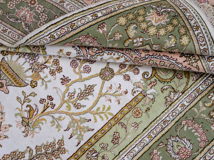 Feiner, handgeknüpfter, chinesischer Orientteppich mit Hereke Design aus Kunstseide, grün, creme, weiß. 181x123 cm. Verkauf durch Jupiter Intl.