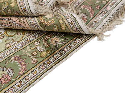 Feiner, handgeknüpfter, chinesischer Orientteppich mit Hereke Design aus Kunstseide, grün, creme, weiß. 181x123 cm. Verkauf durch Jupiter Intl.