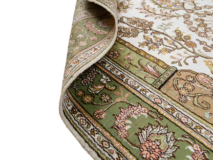 Feiner, handgeknüpfter, chinesischer Orientteppich mit Hereke Design aus Kunstseide, grün, creme, weiß. 181x123 cm. Verkauf durch Jupiter Intl.