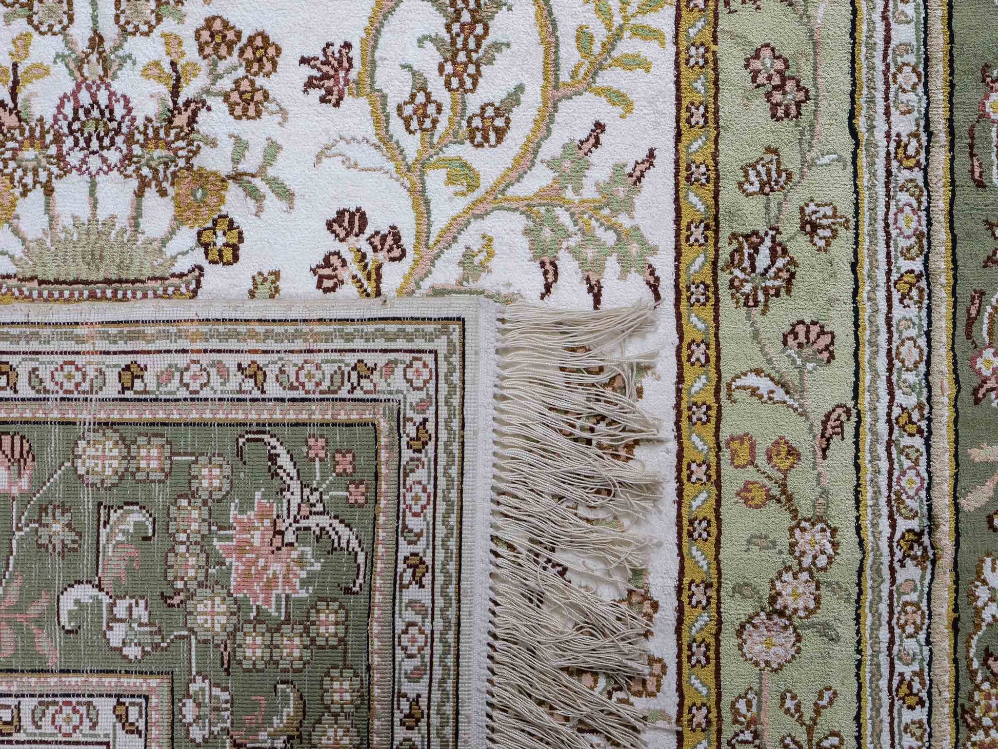 Feiner, handgeknüpfter, chinesischer Orientteppich mit Hereke Design aus Kunstseide, grün, creme, weiß. 181x123 cm. Verkauf durch Jupiter Intl.