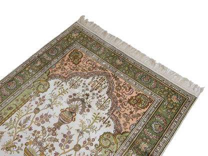 Feiner, handgeknüpfter, chinesischer Orientteppich mit Hereke Design aus Kunstseide, grün, creme, weiß. 181x123 cm. Verkauf durch Jupiter Intl.