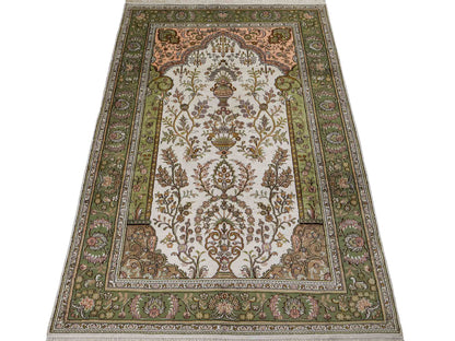 Feiner, handgeknüpfter, chinesischer Orientteppich mit Hereke Design aus Kunstseide, grün, creme, weiß. 181x123 cm. Verkauf durch Jupiter Intl.