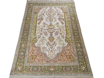 Feiner, handgeknüpfter, chinesischer Orientteppich mit Hereke Design aus Kunstseide, grün, creme, weiß. 181x123 cm. Verkauf durch Jupiter Intl.