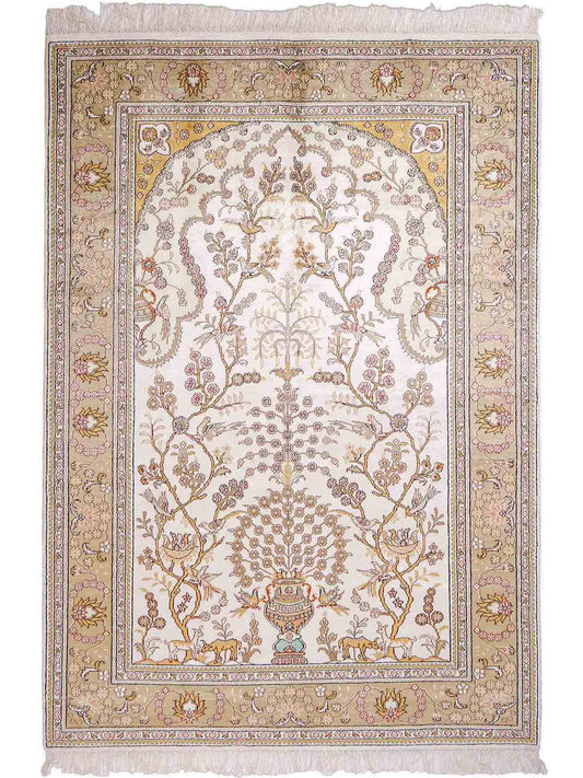 Feiner, handgeknüpfter, chinesischer Orientteppich mit Hereke Design aus Kunstseide, weiß, creme, gold, beige. 183x124 cm. Verkauf durch Jupiter Intl.