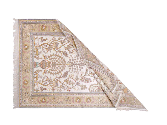 Feiner, handgeknüpfter, chinesischer Orientteppich mit Hereke Design aus Kunstseide, weiß, creme, gold, beige. 183x124 cm. Verkauf durch Jupiter Intl.